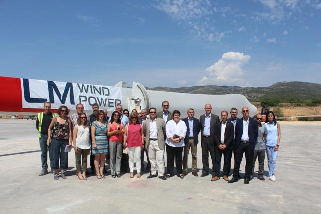 Visita a la fábrica de LM Wind Power en Les Coves de Vinromá con representantes del Ayuntamiento, la Generalitat Valenciana, la empresa LM Wind Power, AEE y prensa.