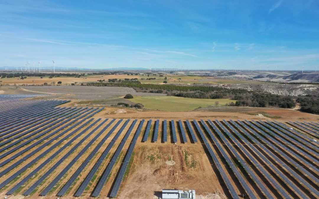 Iberdrola construye en Castilla y León la primera planta híbrida eólica y solar de España
