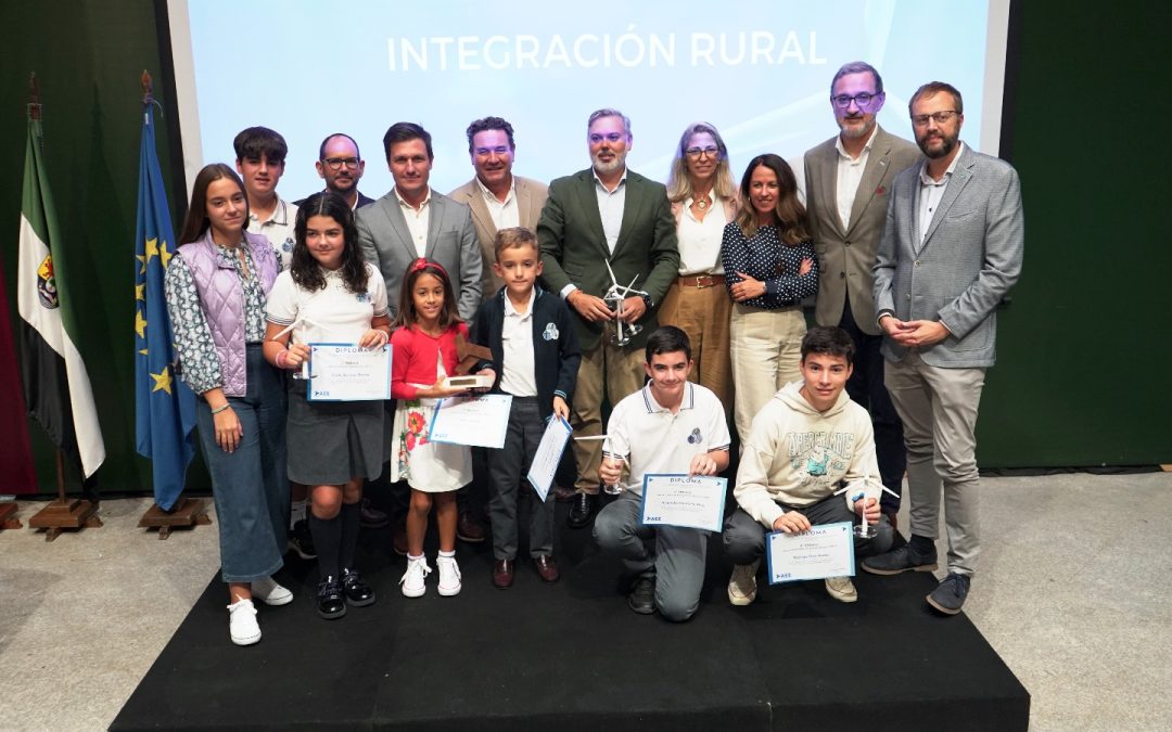 Plasencia reconocida con el Premio Eolo 2023 por su labor en la integración rural de la eólica