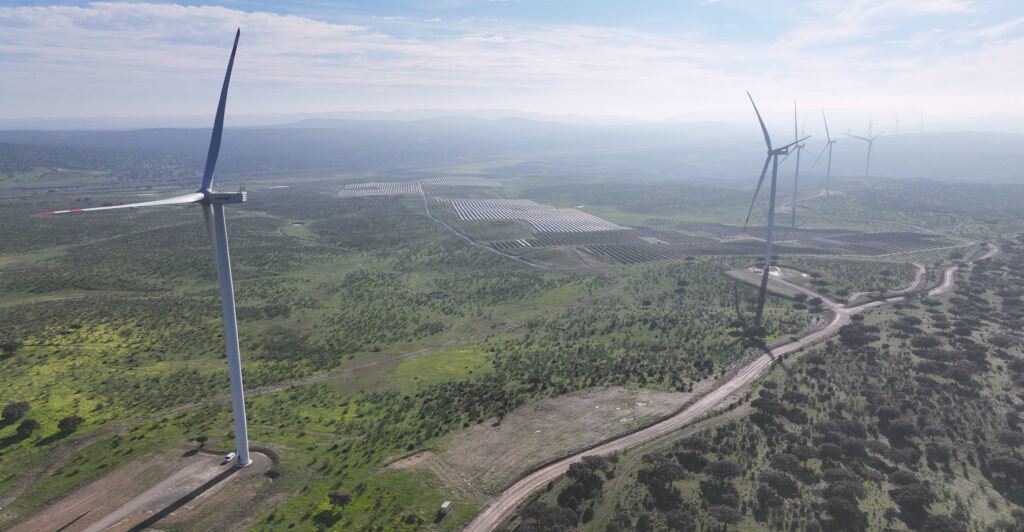 Naturgy pone en marcha un parque eólico y una planta fotovoltaica en Extremadura que suministrarán energía renovable a 55.000 hogares