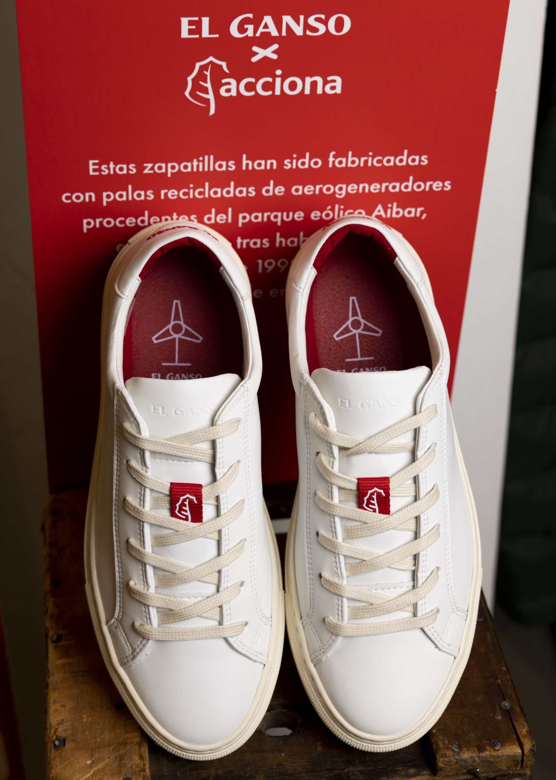 ACCIONA Energía y El Ganso lanzan las primeras zapatillas del mundo  fabricadas con palas eólicas recicladas - Asociación Empresarial Eólica