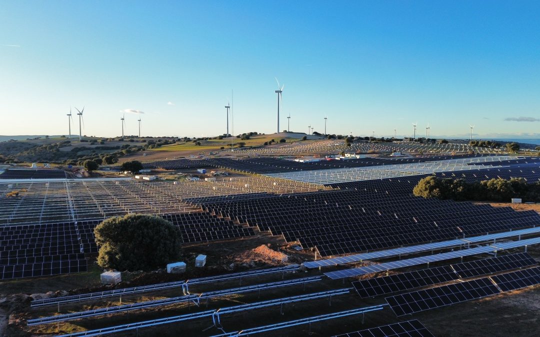 ACCIONA energía completa su primera planta híbrida eólica y solar