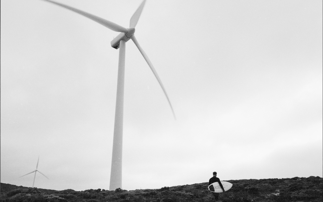 ACCIONA crea las primeras tablas de surf del mundo hechas con palas eólicas recicladas