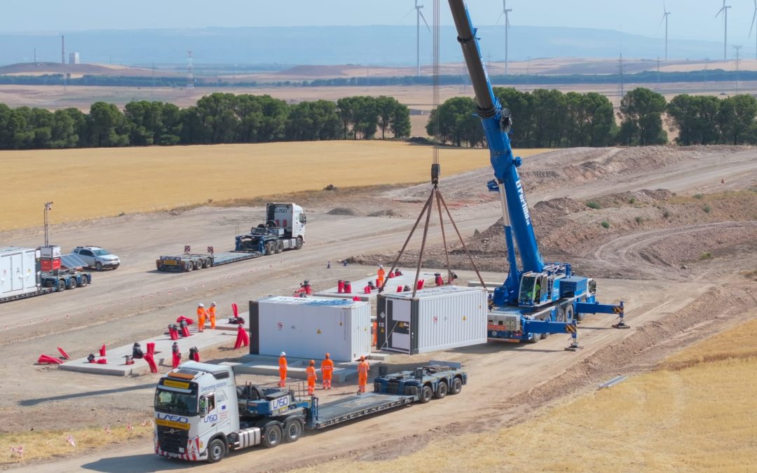 Statkraft recibe en Navarra las baterías que hibridará con su parque eólico repotenciado Montes de Cierzo